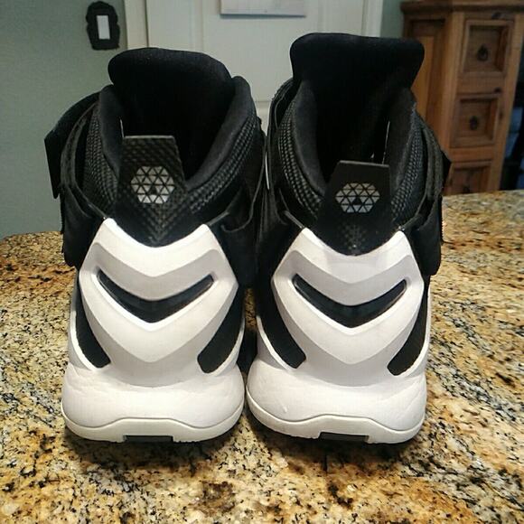Rare Nike Lebron 2015 Soldier 9 Basketball Shoes Black & White Sz 16 813264-002 - Picture 8 of 12